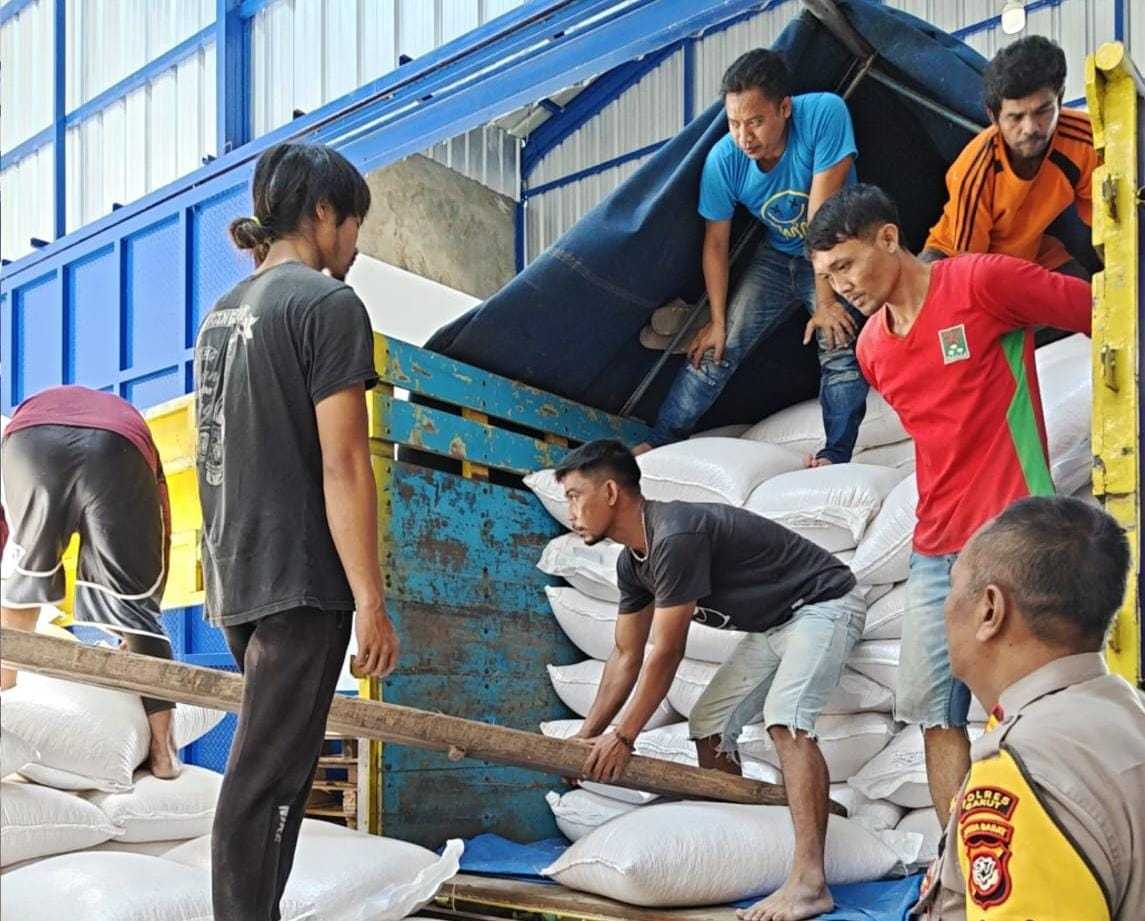Serapan Jagung Petani Capai 21 Ton, Kapolsek Sukawening Turun Monitoring